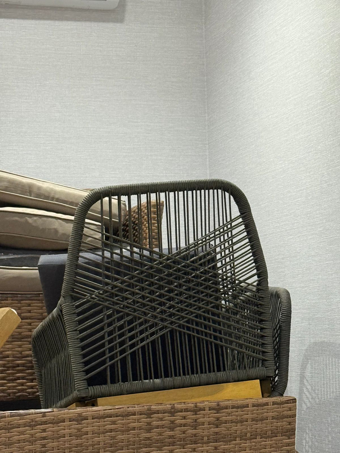 Кресло Royal Family CHLOE серое с каркасом из акации: визуальная лёгкость плетения и надёжность древесины